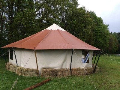 Hooibergtent,vakantiekamp,tent op palen