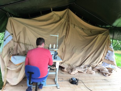 Reparatie van tenten op locatie