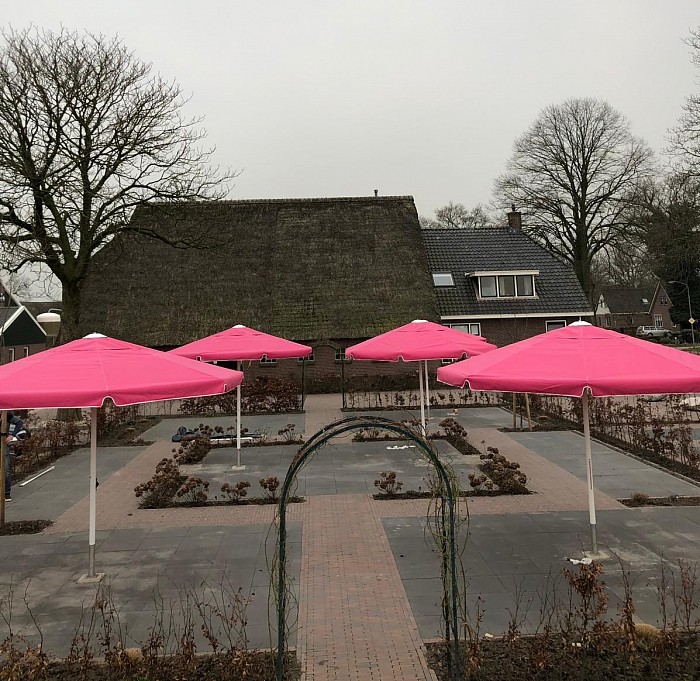 Presentatierekken,markttafels, marktparasols, horeca parasols, marktparasols